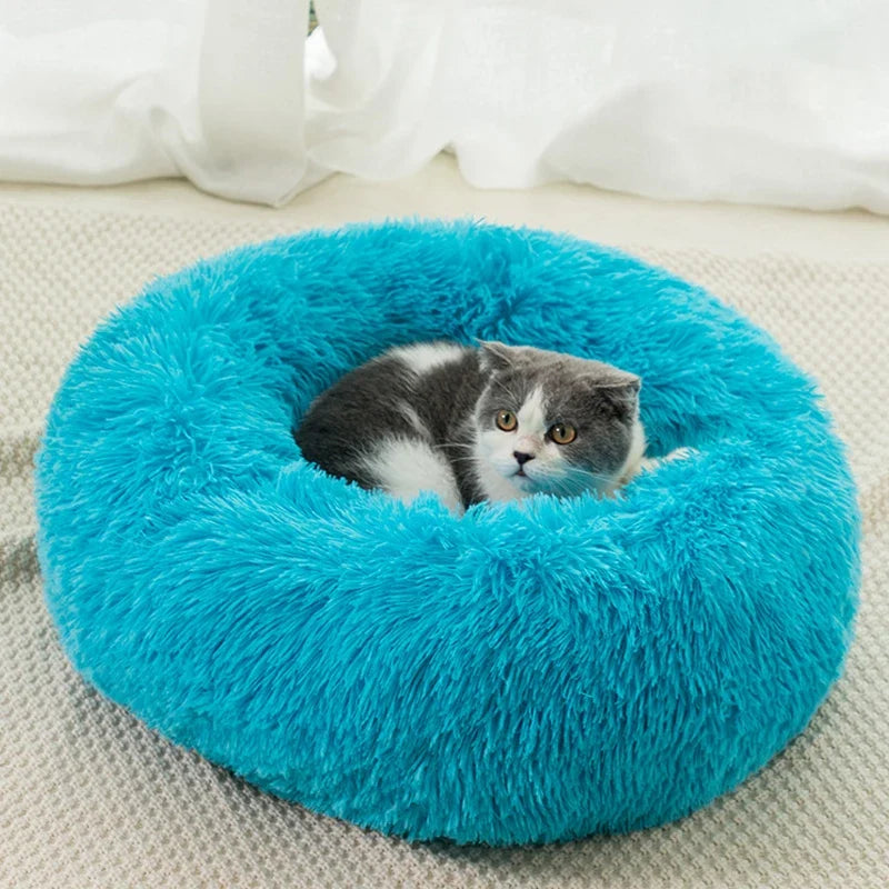 Dale a tu mascota un espacio suave y acogedor con la Cama Tipo Dona Linden™. Peluche suave, base antideslizante y tamaños de 40 a 100 cm para perros y gatos.