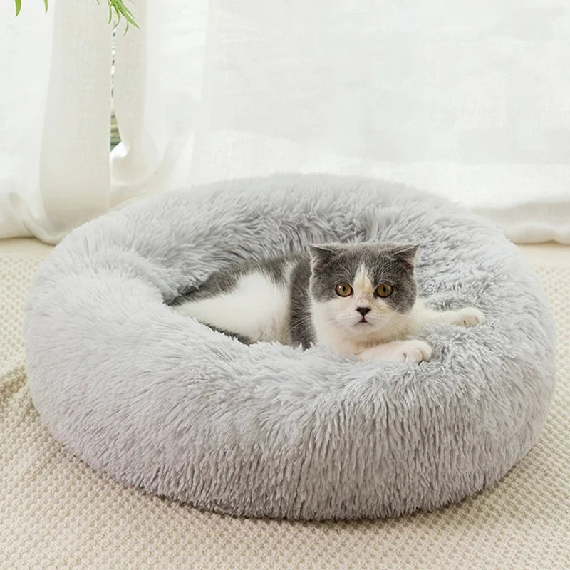 Dale a tu mascota un espacio suave y acogedor con la Cama Tipo Dona Linden™. Peluche suave, base antideslizante y tamaños de 40 a 100 cm para perros y gatos.