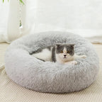 Dale a tu mascota un espacio suave y acogedor con la Cama Tipo Dona Linden™. Peluche suave, base antideslizante y tamaños de 40 a 100 cm para perros y gatos.