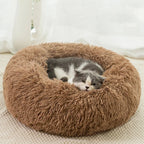 Dale a tu mascota un espacio suave y acogedor con la Cama Tipo Dona Linden™. Peluche suave, base antideslizante y tamaños de 40 a 100 cm para perros y gatos.
