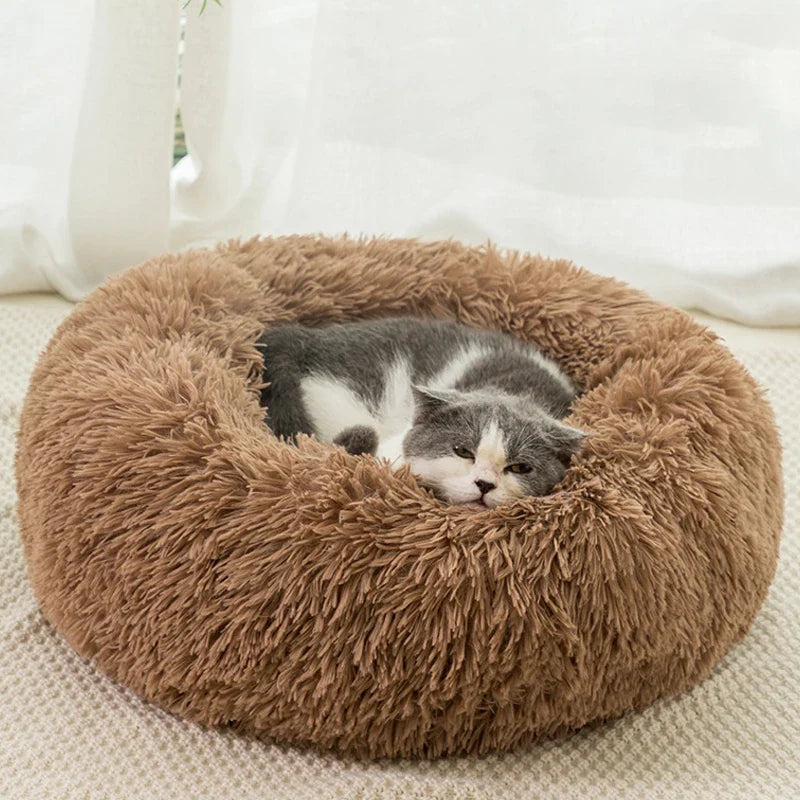 Dale a tu mascota un espacio suave y acogedor con la Cama Tipo Dona Linden™. Peluche suave, base antideslizante y tamaños de 40 a 100 cm para perros y gatos.