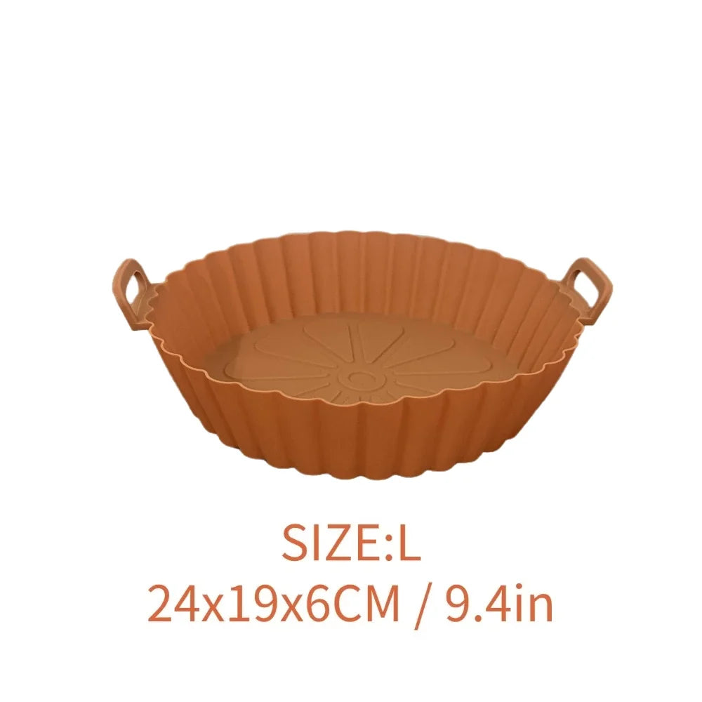 Mantén más limpia tu Air Fryer con el Molde de Silicona Reutilizable Linden™. Antiadherente, lavable, con asas y disponible en tamaños M y L.