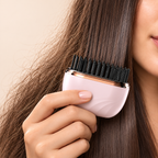 Retoca y alisa tu cabello donde estés con el Mini Cepillo Alisador Inalámbrico Linden™. 3 temperaturas, calentamiento rápido y carga USB-C.