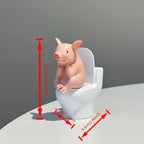 Figura Decorativa de Cerdito en el Inodoro Linden