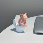Figura Decorativa de Cerdito en el Inodoro Linden