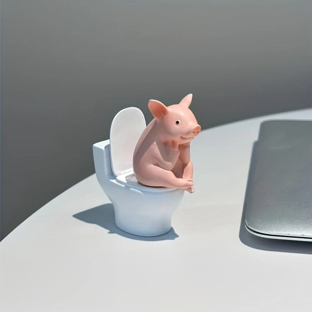 Figura Decorativa de Cerdito en el Inodoro Linden