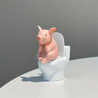 Figura Decorativa de Cerdito en el Inodoro Linden