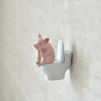Figura Decorativa de Cerdito en el Inodoro Linden
