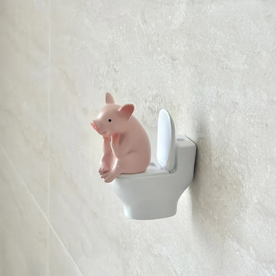 Figura Decorativa de Cerdito en el Inodoro Linden