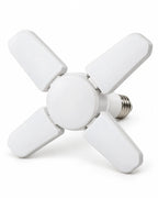 Foco LED plegable E27 Linden de 28 W con sus cuatro paneles abiertos sobre fondo claro.