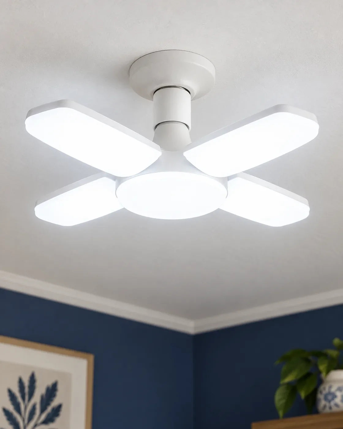 Foco LED plegable E27 Linden instalado en el techo de un espacio de trabajo.