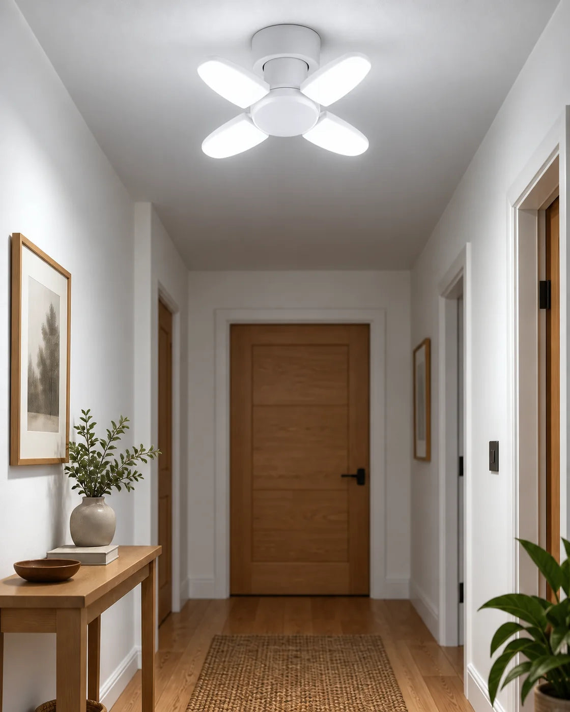 Pasillo interior iluminado con luz blanca fría por un foco E27 Linden