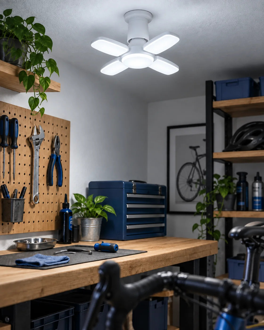 Foco LED Linden instalado sobre una mesa de trabajo en una cochera interior