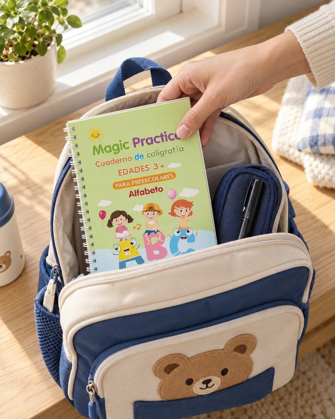 Cuaderno pequeño guardándose en una mochila infantil