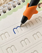 Detalle de los surcos de escritura y la pluma del cuaderno de caligrafía reutilizable.