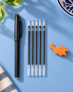 Pluma, cinco repuestos de tinta y sujetador de agarre del kit de accesorios Linden.