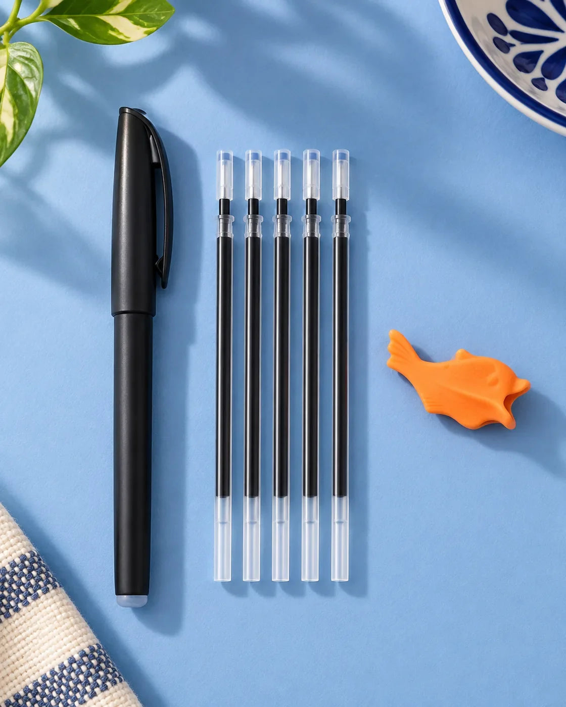 Pluma, cinco repuestos de tinta y sujetador de agarre del kit de accesorios Linden.