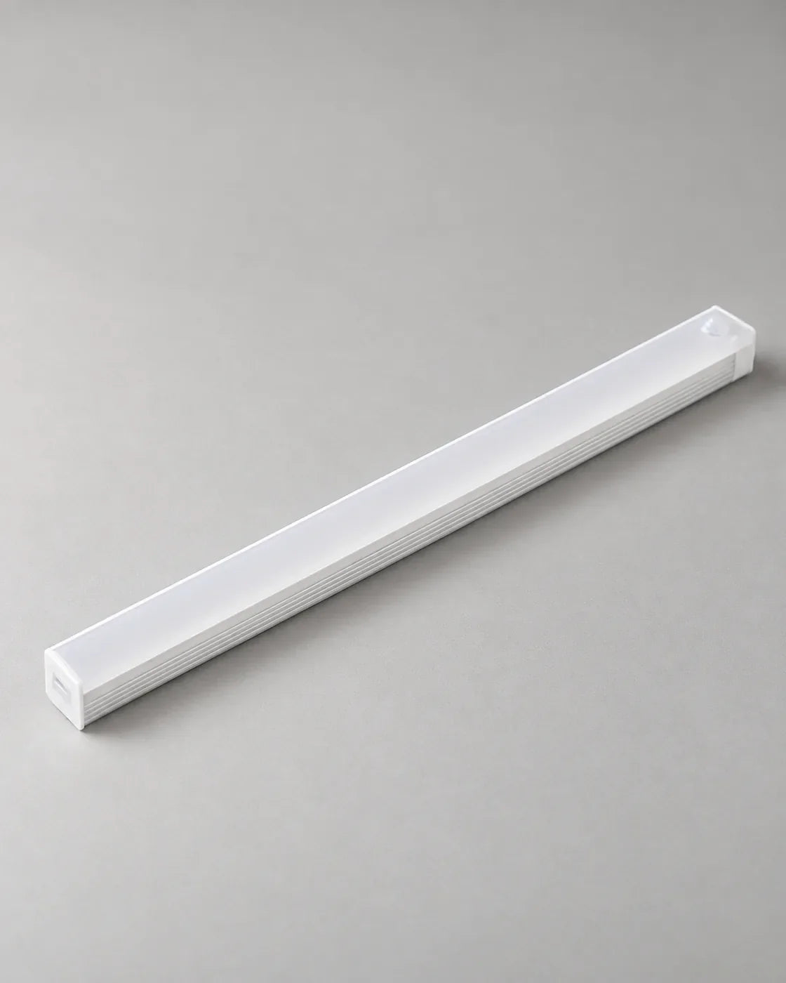 Barra LED recargable Linden de cuerpo blanco con sensor de movimiento integrado.