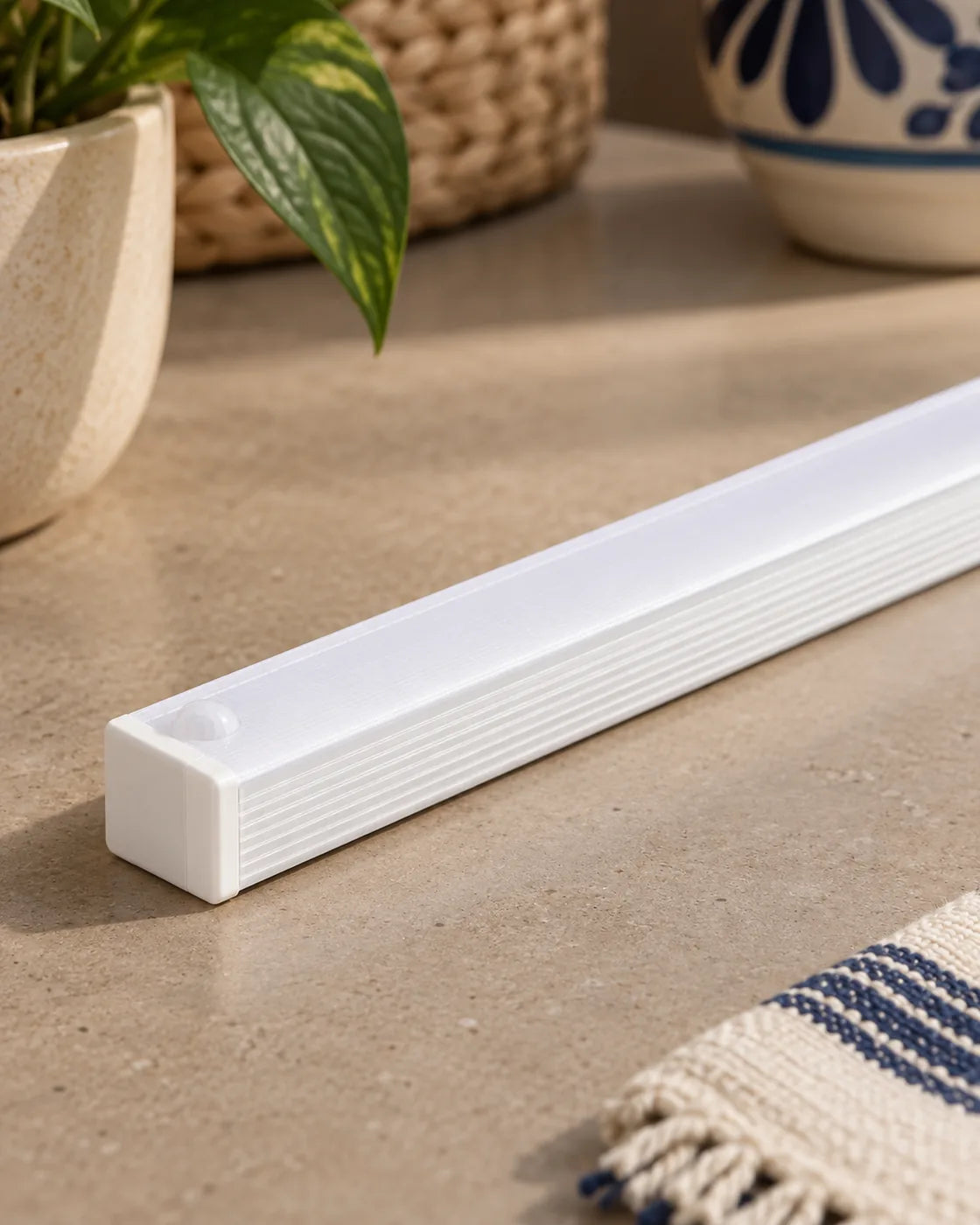 Detalle del difusor y del sensor de movimiento de la barra LED Linden.