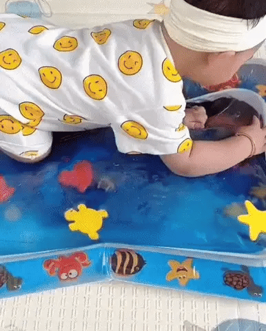 Bebé tocando las figuras del tapete
