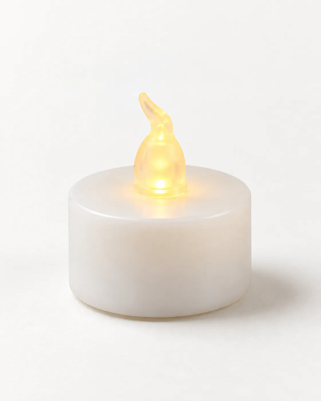 Detalle del cuerpo y la punta luminosa de una vela LED decorativa Linden.