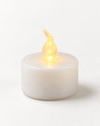 Detalle del cuerpo y la punta luminosa de una vela LED decorativa Linden.